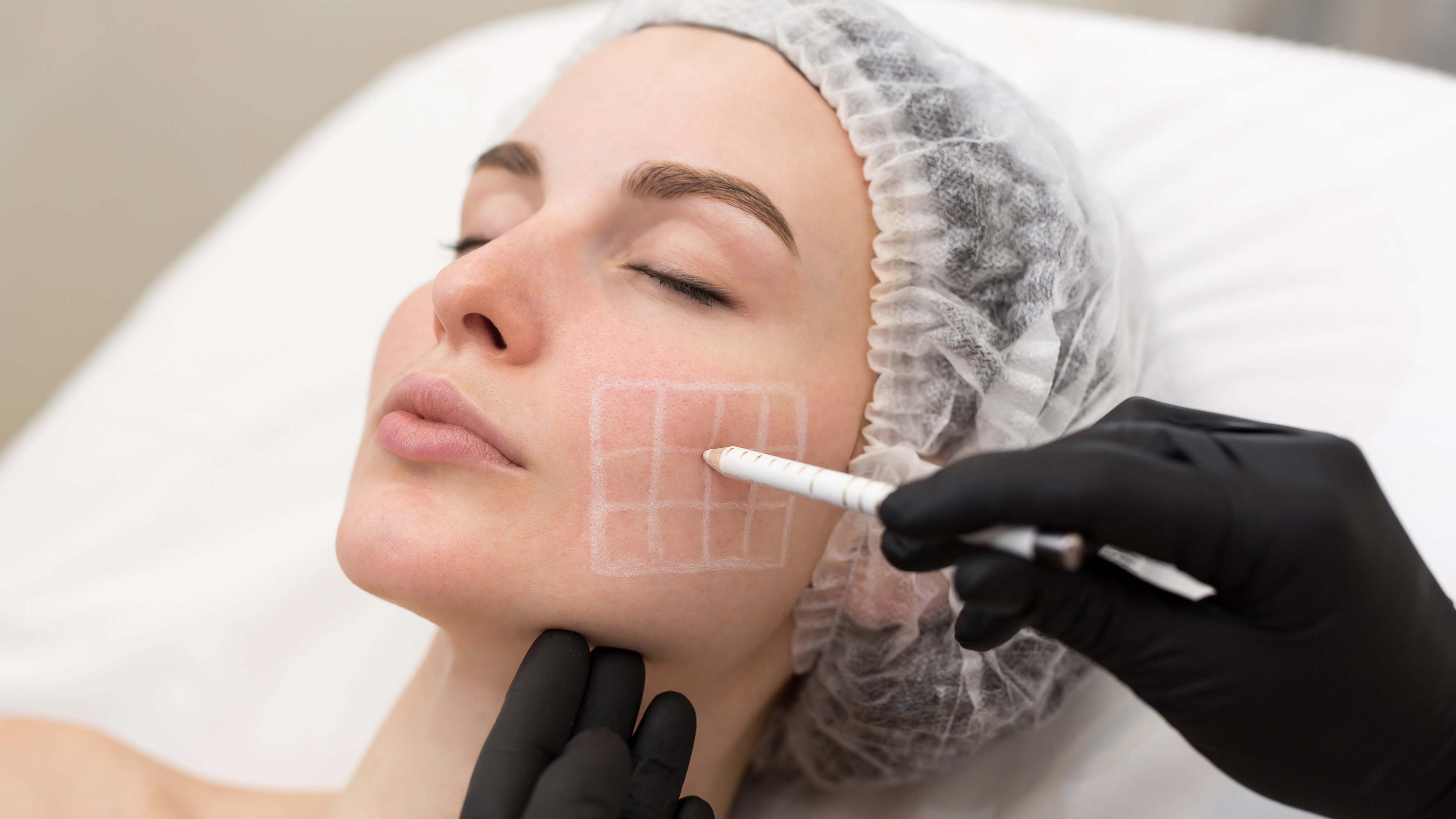 beautician draws the contours of a white pencil2 4k