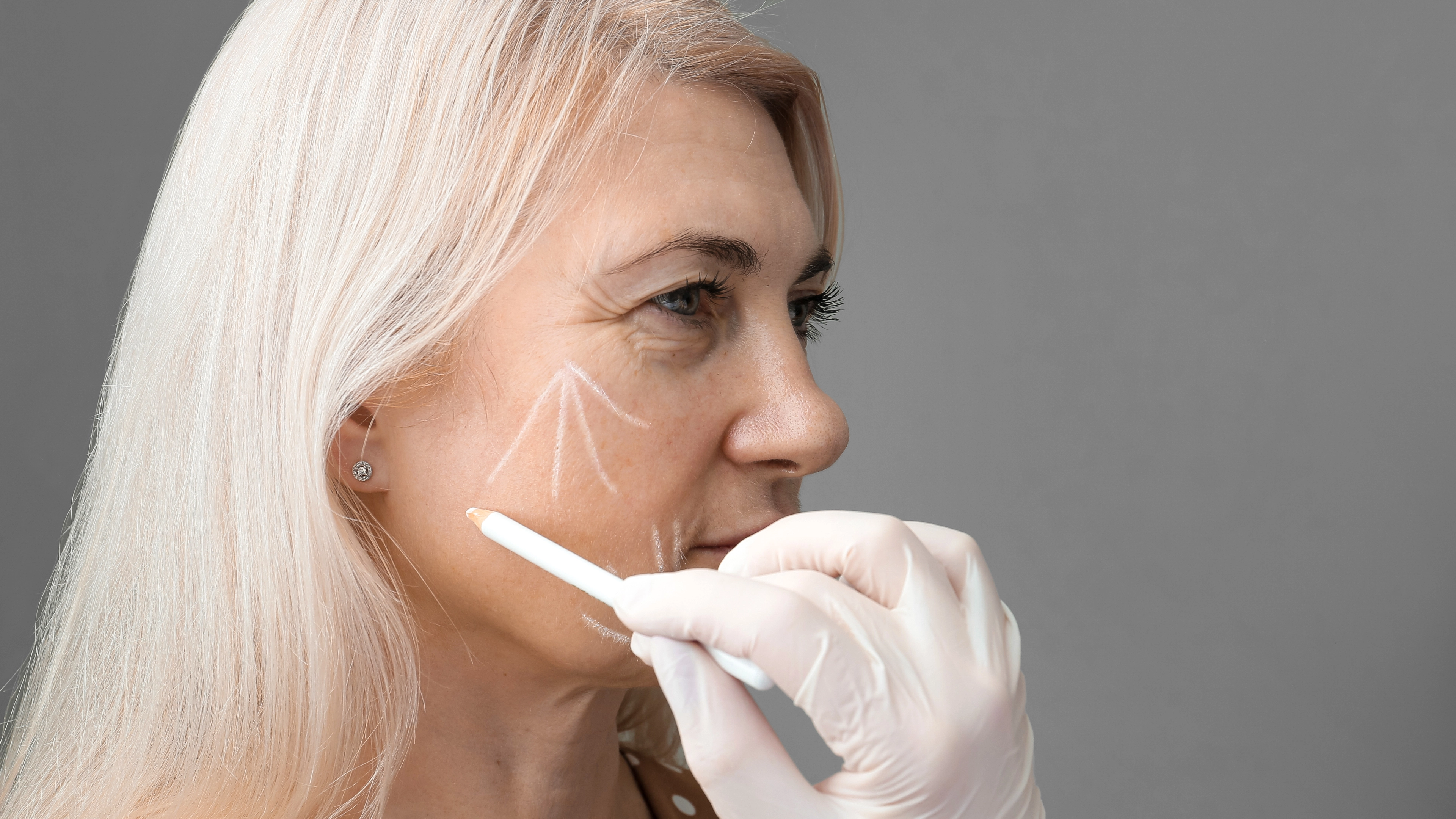 marking the face with a white pencil 4k